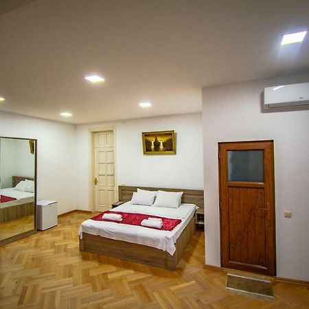 NaNa's Guesthouse Batoumi Extérieur photo