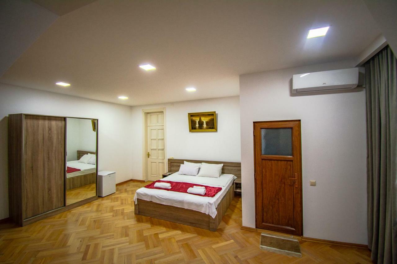 NaNa's Guesthouse Batoumi Extérieur photo