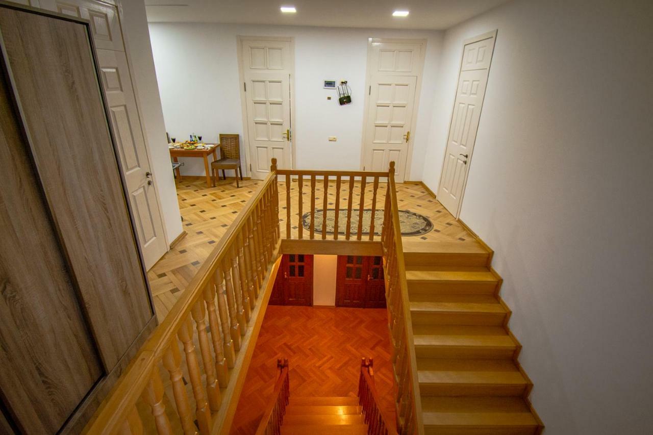 NaNa's Guesthouse Batoumi Extérieur photo